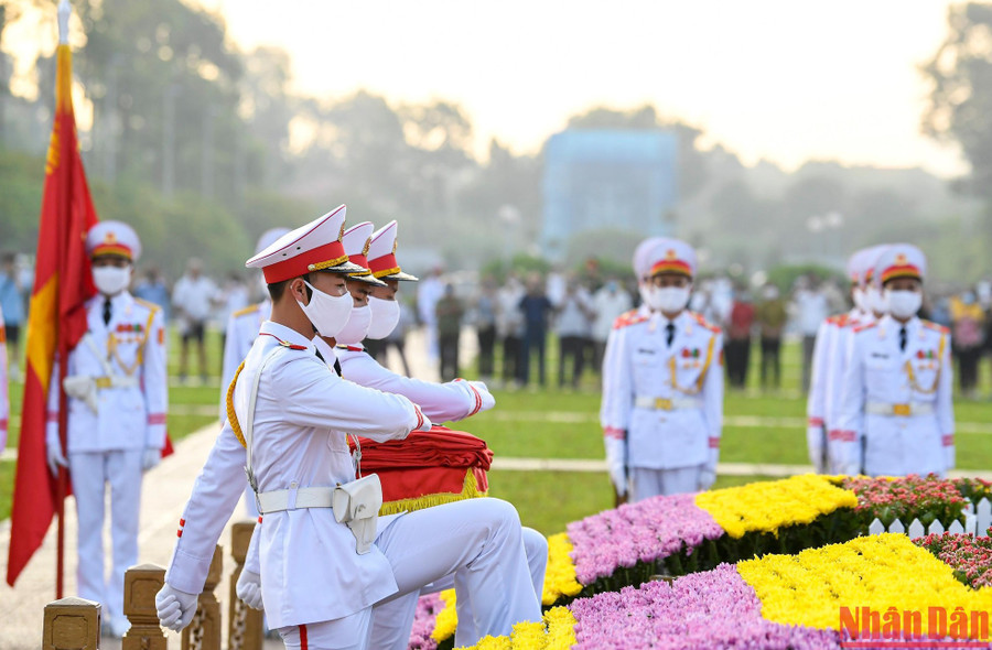 Đội tiêu binh danh dự bồng súng chào. Đội tiêu binh danh dự bồng súng chào.