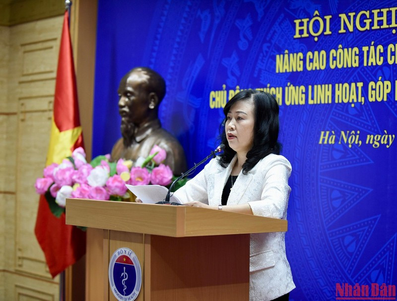 Quyền Bộ trưởng Bộ Y tế báo cáo tại hội nghị. (Ảnh: Báo Nhân Dân).1