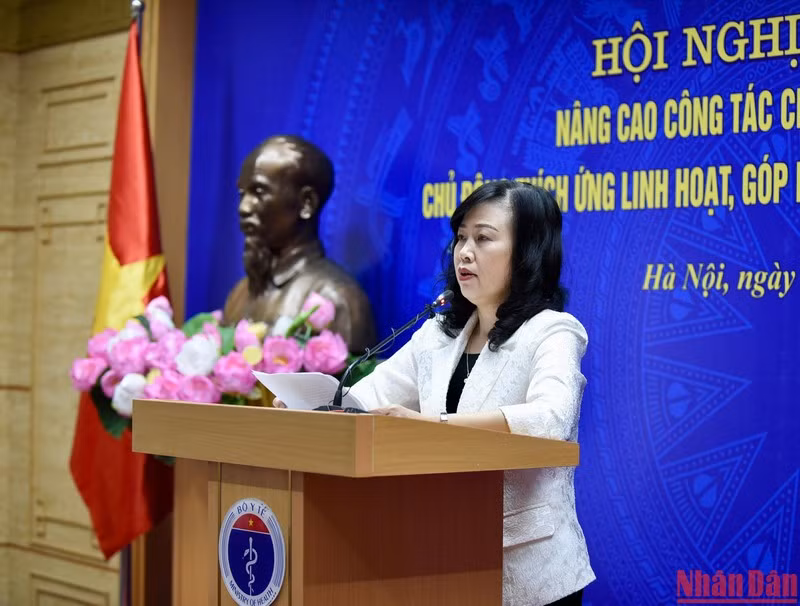 Quyền Bộ trưởng Bộ Y tế báo cáo tại hội nghị. (Ảnh: Báo Nhân Dân).1