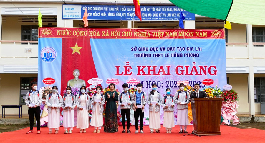 Nhân dịp lễ khai giảng, bà Phạm Thị Tố Hải trao tặng 10 suất học bổng Nay Der cho học sinh có hoàn cảnh khó khăn Trường THPT Lê Hồng Phong (huyện Đak Đoa). Ảnh: Sơn Ca