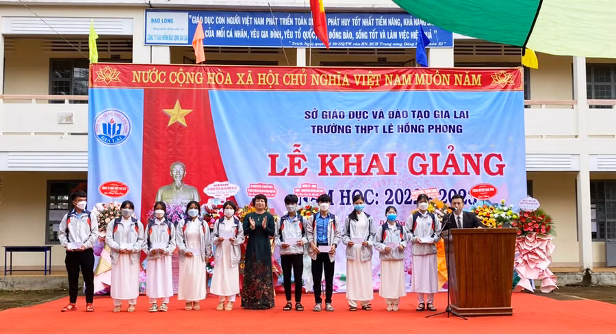 Nhân dịp lễ khai giảng, bà Phạm Thị Tố Hải trao tặng 10 suất học bổng Nay Der cho học sinh có hoàn cảnh khó khăn Trường THPT Lê Hồng Phong (huyện Đak Đoa). Ảnh: Sơn Ca