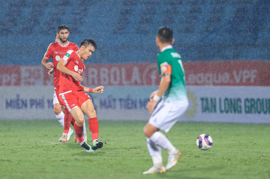 Hoàng Đức cùng các đồng đội cố gắng áp sát khung thành Văn Lâm nhưng không thành công. Hiệp 1 khép lại với tỉ số hòa 0-0. Ảnh: Minh Dân.