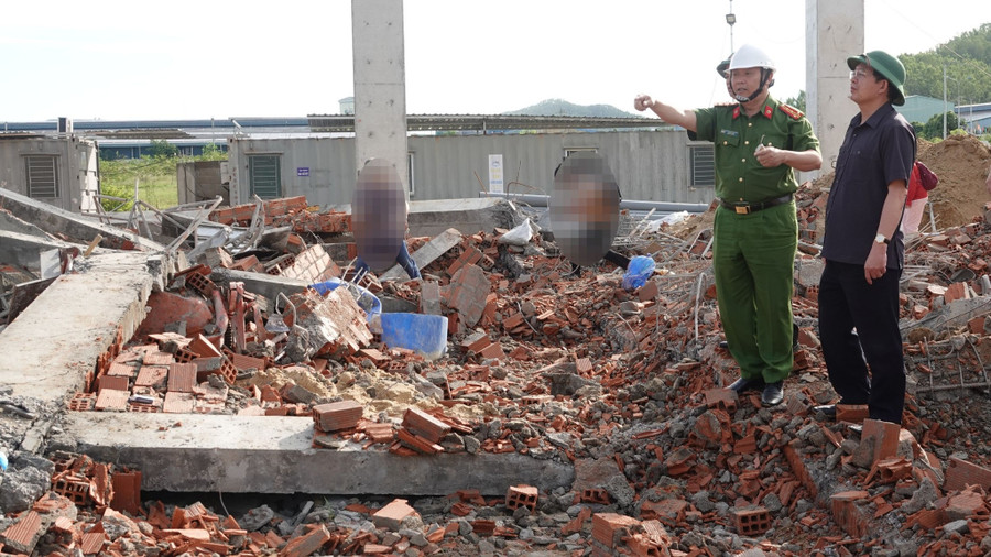 Đại tá Huỳnh Bảo Nguyên và Bí thư Tỉnh ủy Bình Định Hồ Quốc Dũng tại hiện trường vào sáng 16.9. Ảnh: Hoàng Trọng