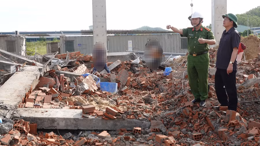 Đại tá Huỳnh Bảo Nguyên và Bí thư Tỉnh ủy Bình Định Hồ Quốc Dũng tại hiện trường vào sáng 16.9. Ảnh: Hoàng Trọng