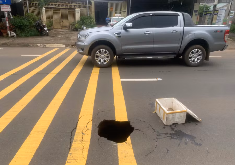 “Hố tử thần” nằm trên đường Võ Văn Kiệt.