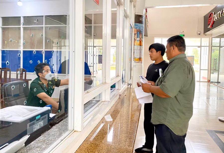 Người dân Campuchia làm thủ tục nhập cảnh tại Cửa khẩu Quốc tế Lệ Thanh, huyện Đức Cơ. Ảnh: Hà Duy