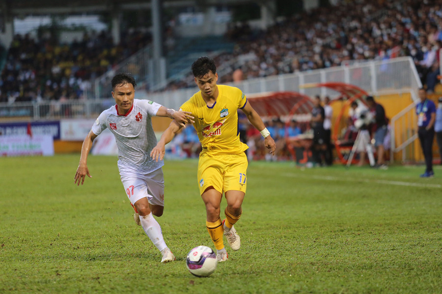 HAGL (phải) đang không có phong độ tốt sau 2 trận thua liên tiếp. Ảnh: Văn Ngọc