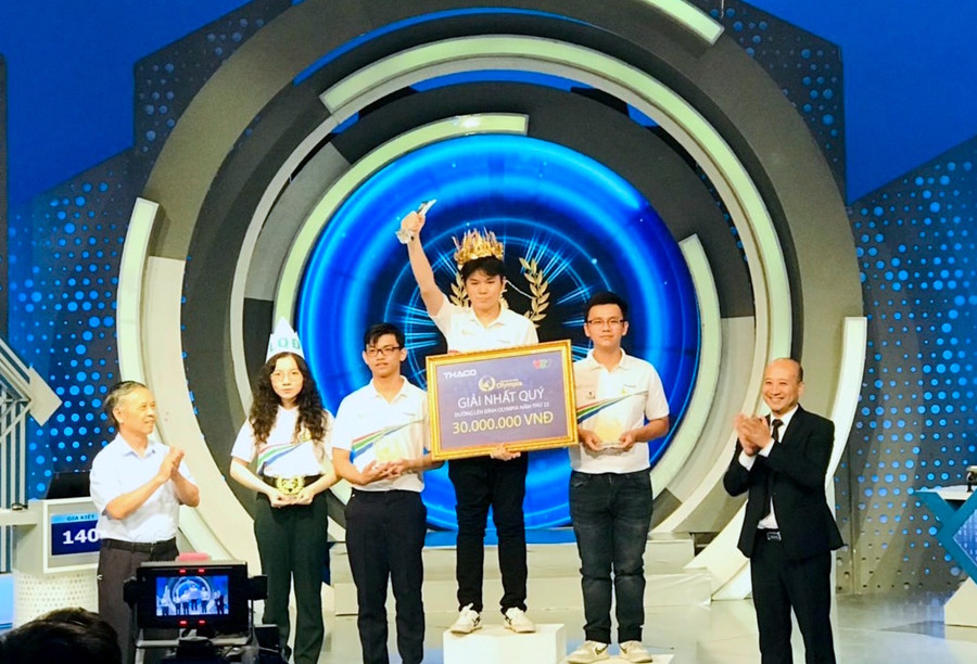 Thí sinh Đặng Quốc Khánh-Trường THPT chuyên Hùng Vương (thứ 2 từ phải sang) đạt giải nhì cuộc thi quý IV-Đường lên đỉnh Olympia năm thứ 22. Ảnh: Mai Thị Vui