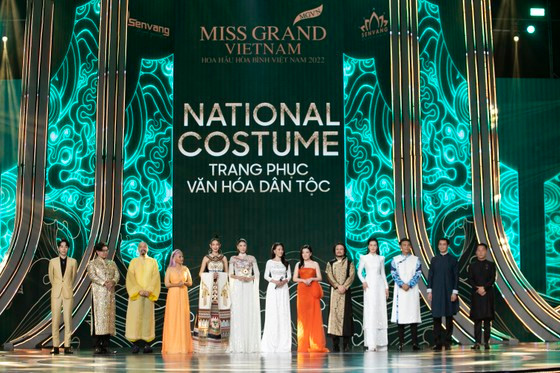 Ban giám khảo đêm thi Trang phục Văn hóa Dân tộc Hoa hậu Hòa bình Việt Nam 2022