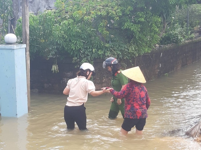 Lực lượng chức năng giúp người lớn tuổi di chuyển tới nơi an toàn Lực lượng chức năng giúp người lớn tuổi di chuyển tới nơi an toàn