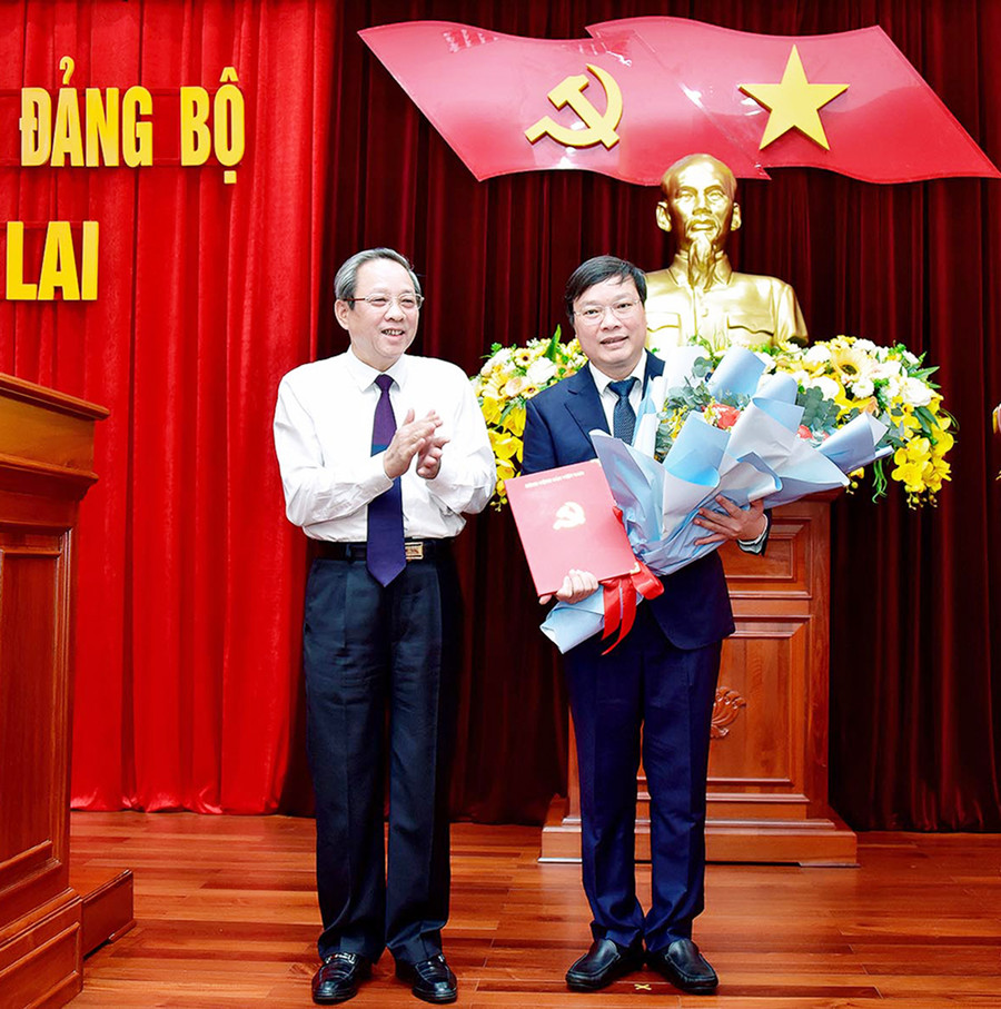 Thừa ủy quyền của Ban Bí thư, đồng chí Hoàng Đăng Quang-Ủy viên Ban Chấp hành Trung ương Đảng, Phó Trưởng ban Tổ chức Trung ương trao quyết định của Ban Bí thư về việc điều động, chỉ định đồng chí Trương Hải Long giữ chức Phó Bí thư Tỉnh ủy Gia Lai nhiệm kỳ 2020-2025. Ảnh: Đức Thụy a