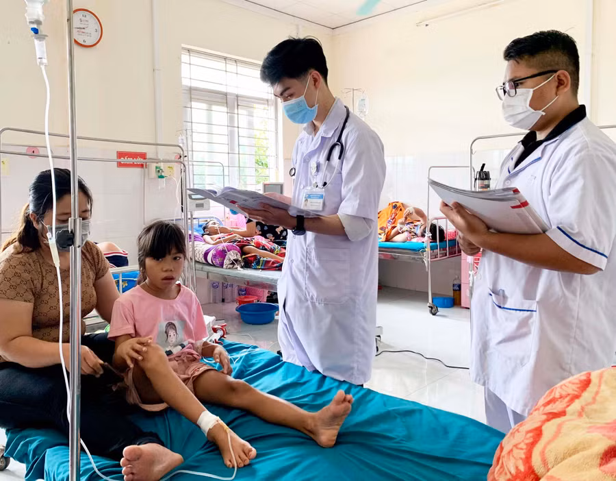 Bác sĩ Bệnh viện Nhi tỉnh thăm khám cho bệnh nhi. Ảnh: Như Ý