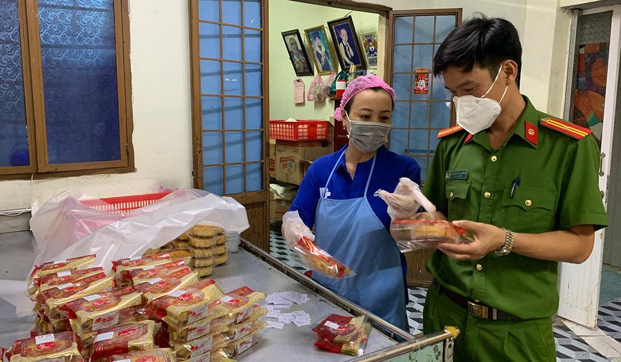 Cơ sở bánh Trung thu Đức Thành (số 4/30/2 Tuệ Tĩnh, TP. Pleiku) chấp hành tốt quy định đảm bảo an toàn thực phẩm. Ảnh: Như Nguyện Cơ sở bánh Trung thu Đức Thành (4/30/2 Tuệ Tĩnh, TP. Pleiku) chấp hành tốt quy định đảm bảo an toàn thực phẩm. Ảnh: Như Nguyện