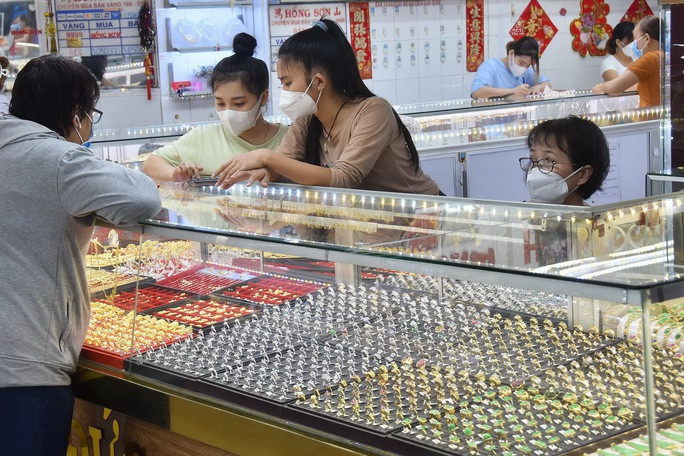  Giá vàng hôm nay của thế giới có lúc từ 1.654 USD/ounce vọt lên 1.690 USD/ounce