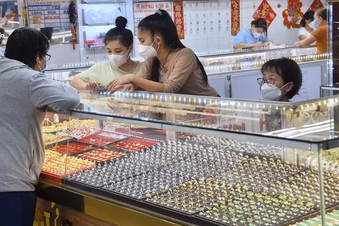  Giá vàng hôm nay của thế giới có lúc từ 1.654 USD/ounce vọt lên 1.690 USD/ounce