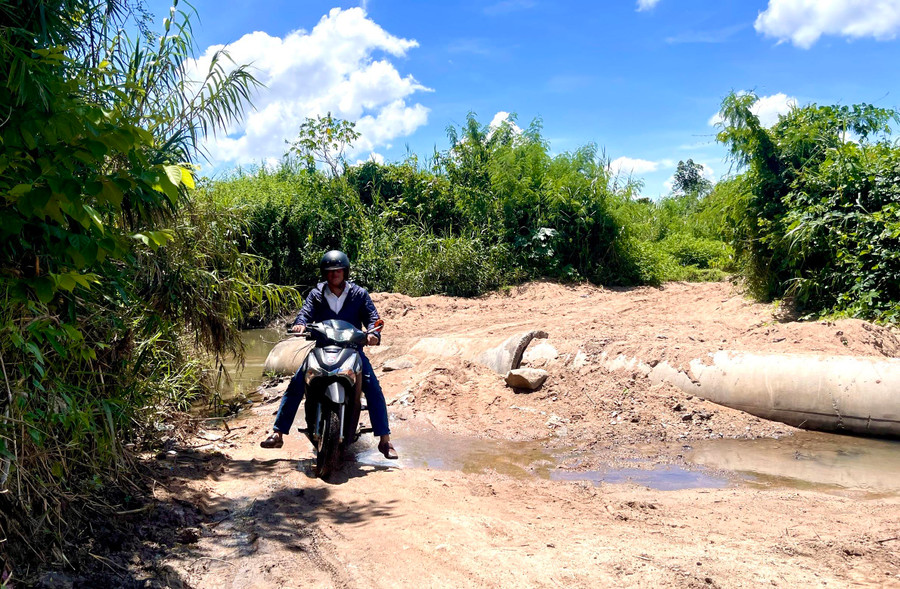  Vào mùa mưa lũ, dòng Suối Cạn chia cắt hoàn toàn cụm dân cư tự phát với cuộc sống bên ngoài. Ảnh: Minh Nguyễn