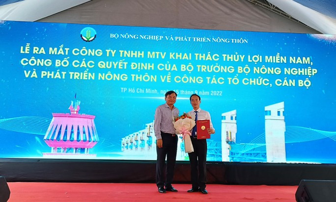 Thứ trưởng Nguyễn Hoàng Hiệp (trái) trao quyết định bổ nhiệm cho ông Tô Văn Thanh. Thứ trưởng Nguyễn Hoàng Hiệp (trái) trao quyết định bổ nhiệm cho ông Tô Văn Thanh