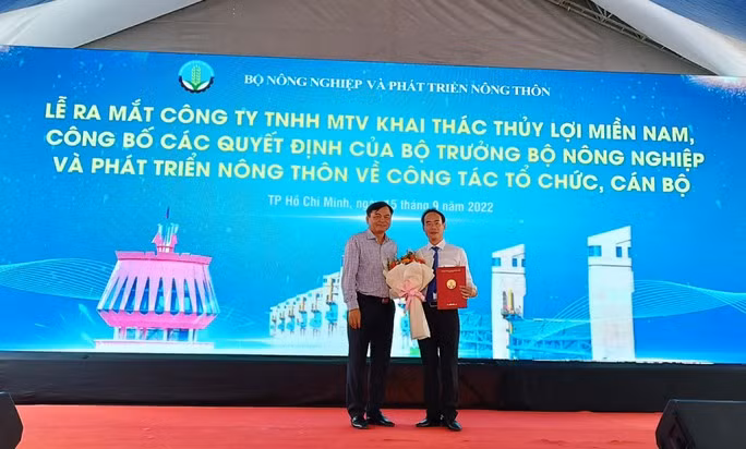 Thứ trưởng Nguyễn Hoàng Hiệp (trái) trao quyết định bổ nhiệm cho ông Tô Văn Thanh