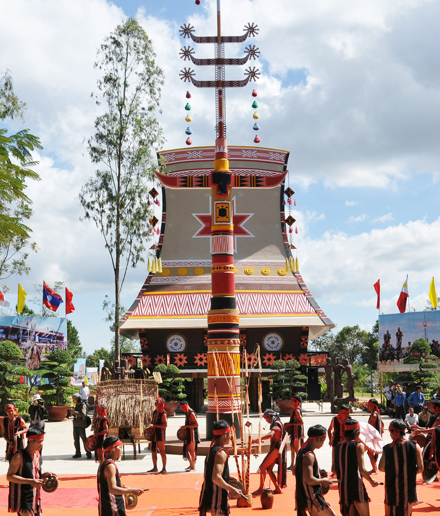 Hoa văn trên nhà rông của người dân tộc bản địa Tây Nguyên thể hiện nét văn hóa độc đáo. Ảnh: Hùng Hoa Lư Hoa văn trên nhà rông của người dân tộc bản địa Tây Nguyên thể hiện nét văn hóa độc đáo. Ảnh: Hùng Hoa Lư