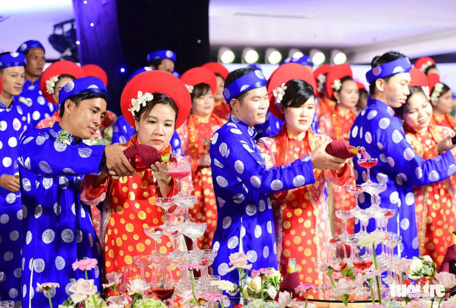 100 cặp đôi rạng ngời hạnh phúc trong đám cưới tập thể trong ngày Quốc khánh 2-9. Ảnh nguồn báo Tuổi trẻ