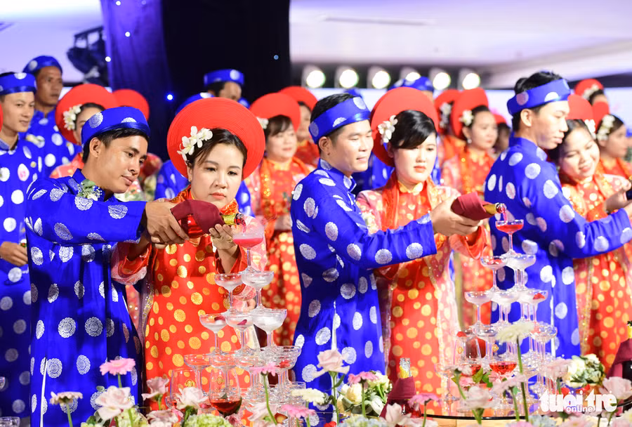 100 cặp đôi rạng ngời hạnh phúc trong đám cưới tập thể trong ngày Quốc khánh 2-9. Ảnh nguồn báo Tuổi trẻ