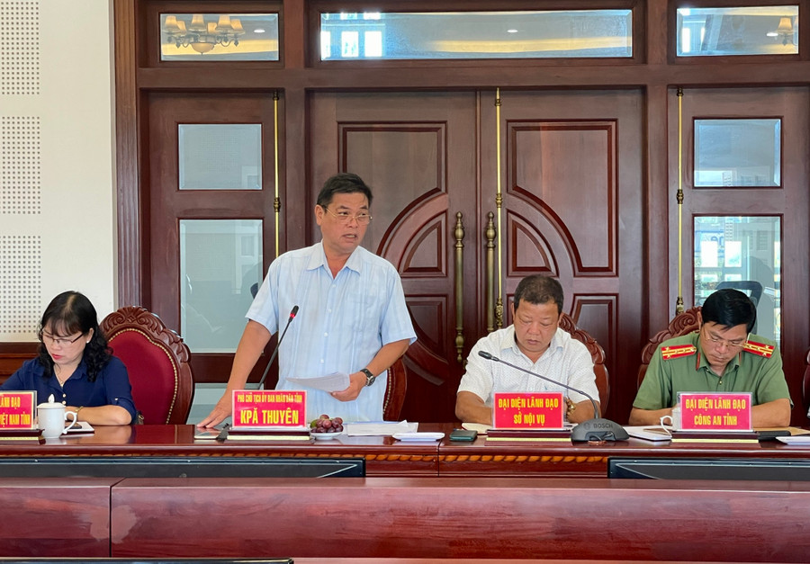 Phó Chủ tịch UBND tỉnh Kpă Thuyên phát biểu tại buổi làm việc. Ảnh: Lam Nguyên