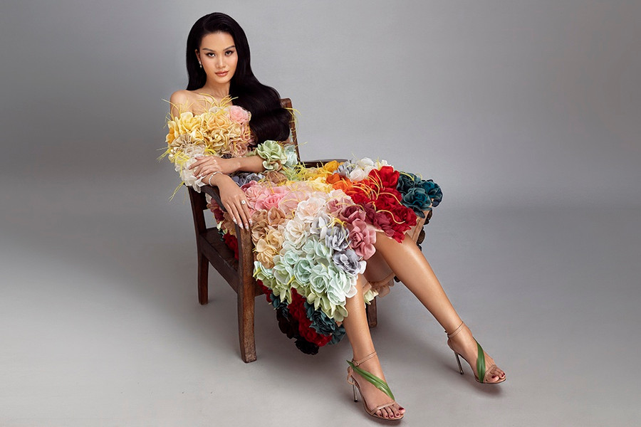 Trinnie Lê đồng hành cùng người đẹp Hương Ly trong suốt cuộc thi Hoa hậu Hoàn vũ Vệt Nam 2022. Diện chiếc đầm được làm từ vải vụn kết thành những bông hoa, Hương Ly phối cùng giày do Trinnie Lê làm riêng kiểu dáng cao gót quai mảnh và điểm nhấn là hình ảnh chiếc lá đan chéo thân giày. Ảnh: NVCC