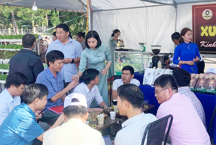 Nhờ tham gia các hội chợ mà sản phẩm cà phê Xuân Dương được đông đảo người tiêu dùng biết đến. Ảnh: Phạm Ngọc Nhờ tham gia các hội chợ mà sản phẩm cà phê Xuân Dương được đông đảo người tiêu dùng biết đến. Ảnh: Phạm Ngọc
