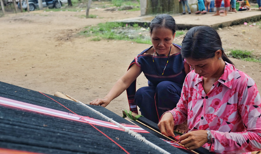 Nghệ nhân Đinh Thị Drinh (Hrin) (bìa trái) truyền dạy nghề dệt cho phụ nữ tại địa phương. Ảnh: Hoàng Ngọc Nghệ nhân Đinh Thị Drinh (Hrin) (bìa trái)-huyện Kong Chro. Ảnh Hoàng Ngọc