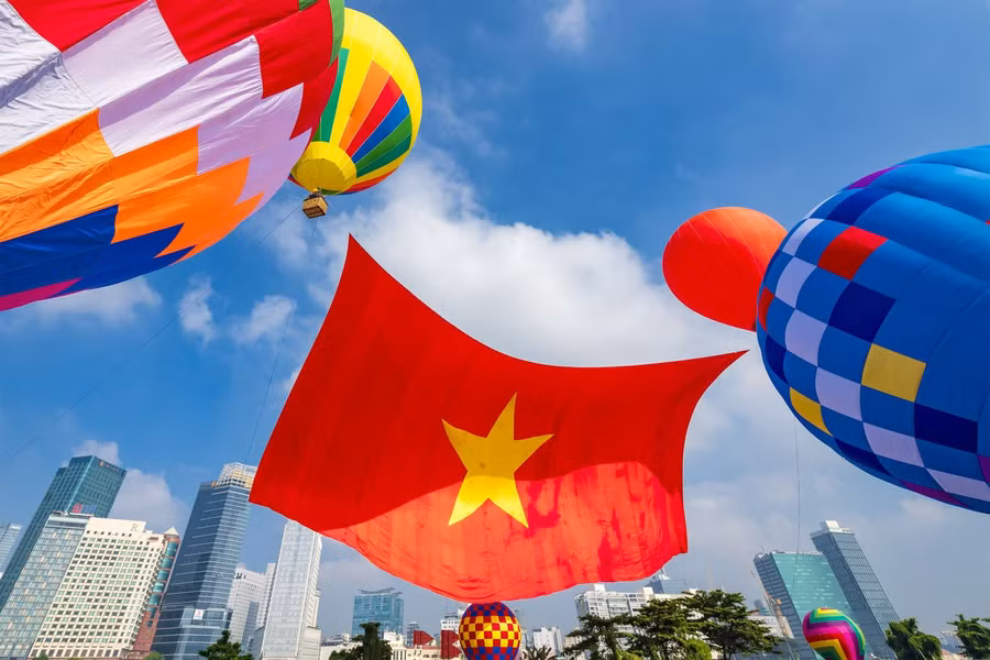 Hoạt động kéo đại kỳ trên sông Sài Gòn là chuỗi hoạt động văn hóa, thể thao đặc sắc trong 