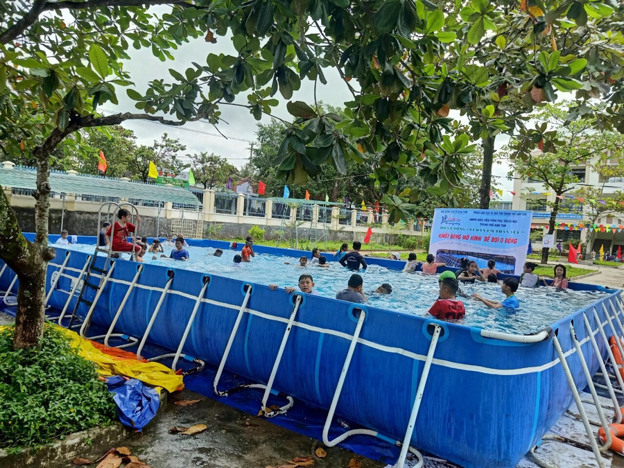 Các học sinh Trường THCS Trần Hưng Đạo thích thú khi được dạy bơi miễn phí. Ảnh: Đức Nhật