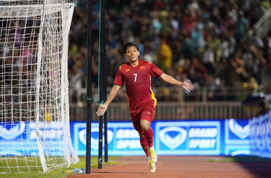 Niềm vui của Thanh Nhân sau khi ghi bàn trong lần đầu tiên lên tuyển Việt Nam. Ảnh: Khả Hòa
