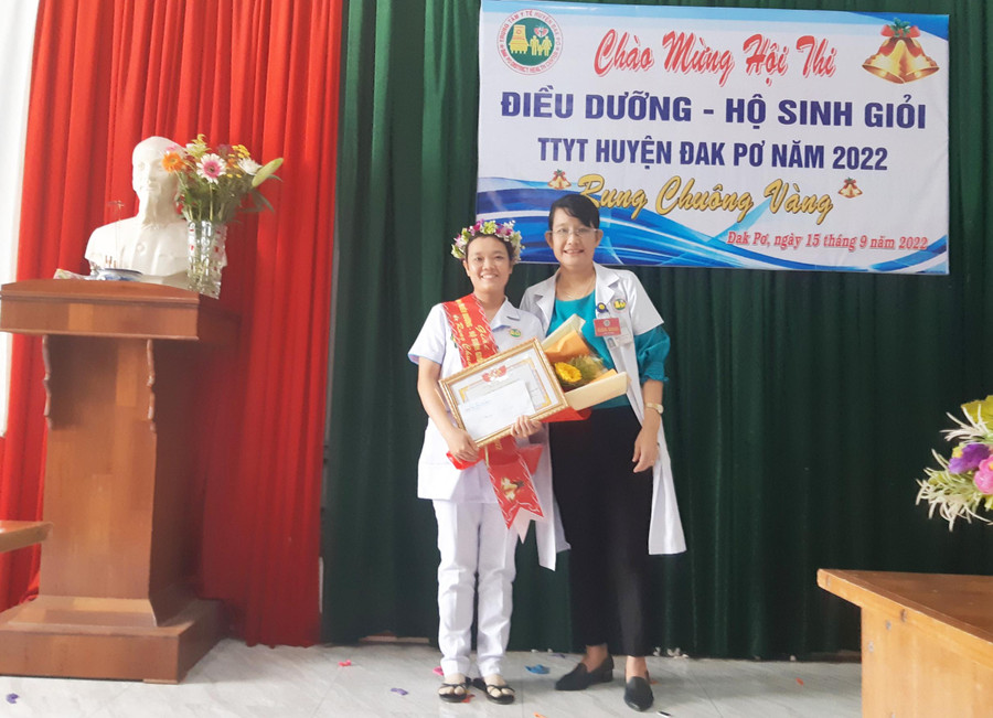 Ban tổ chức trao giải Nhất cho thí sinh Nguyễn Thị Hồng Sương, Trạm y tế xã Cư An. Ảnh: Tuyết Mai