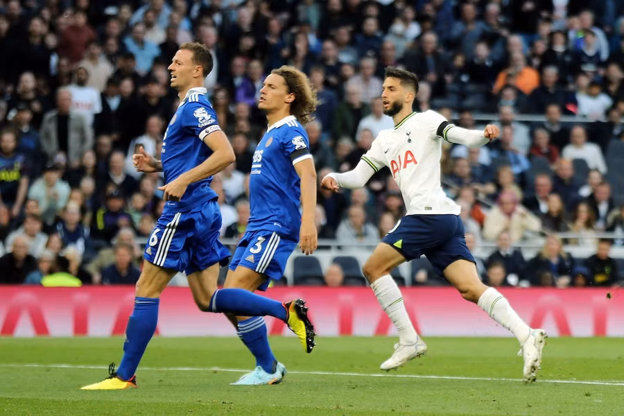 Khó khăn đang chờ đón Leicester (áo xanh). Ảnh: AFP