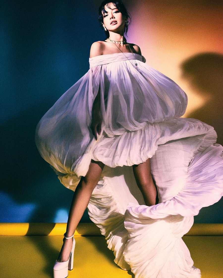 Khi được hỏi về cảm xúc của mình với sự kiện lần này, Khánh Linh chia sẻ: “Linh cảm thấy đã tự tin hơn trước, có lẽ là do mình có thêm nhiều trải nghiệm và kinh nghiệm trong ngành thời trang. Mình cảm thấy rất háo hức và cả hồi hộp nữa. Linh cảm nhận 2 năm đại dịch đã khiến cho ngành thời trang có một sự dịch chuyển đáng kể so với trước đây, nên Linh nghĩ rằng lần này Fashion Week sẽ có nhiều điều mới mẻ để khám phá”. Ảnh: NVCC