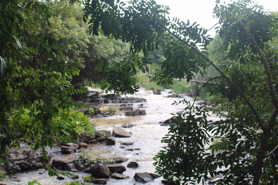 Một nhánh suối ở Buôn Đôn vào mùa mưa. Ảnh: Quang Viên