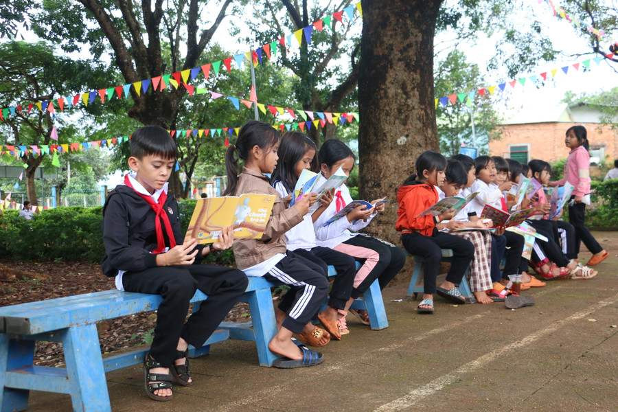 Việc hỗ trợ hơn 100 cuốn truyện tranh sẽ giúp các em học sinh cải thiện việc học Tiếng Việt. Nguyễn Quang