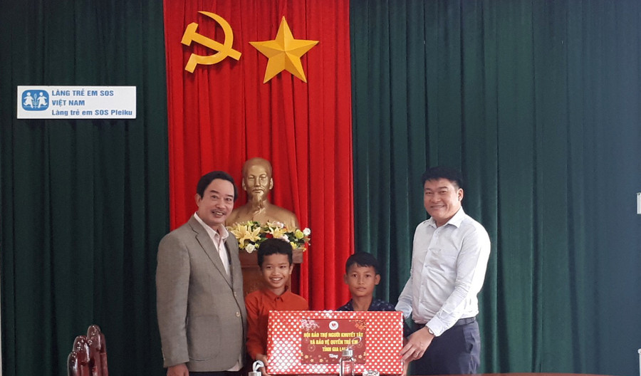 Đại diện Tỉnh hội trao quà cho các em thiếu nhi tại Làng trẻ em SOS Pleiku. Ảnh: Hà Phương