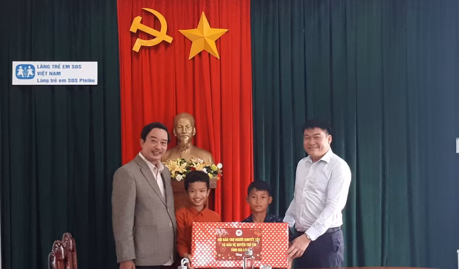 Đại diện Tỉnh hội trao quà cho các em thiếu nhi tại Làng trẻ em SOS Pleiku. Ảnh: Hà Phương