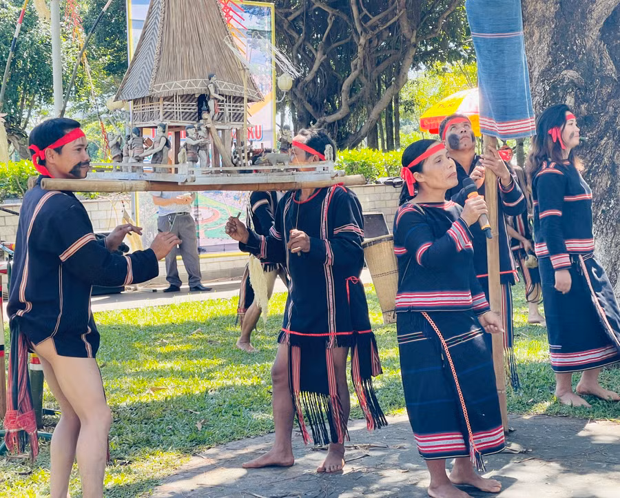 Rối gỗ Mừng lúa mới do ông Alanh (60 tuổi, làng Tiêng 2, xã Tân Sơn, TP. Pleiku) là người chế tác. Ảnh: Mai Ka