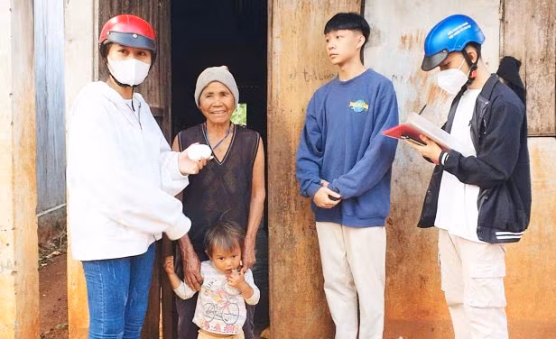 Nhóm học sinh Trường THPT Trường Chinh (huyện Chư Sê) tặng chiếc loa phát ra tiếng Jrai cho bà Bôm (làng Ó, xã Kông Htok). Ảnh: Mai Ka