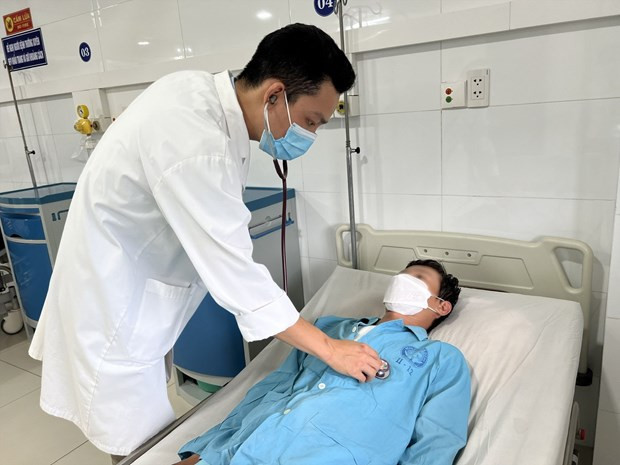 Bác sỹ thăm khám cho người bệnh. Nguồn: Bệnh viện cung cấp