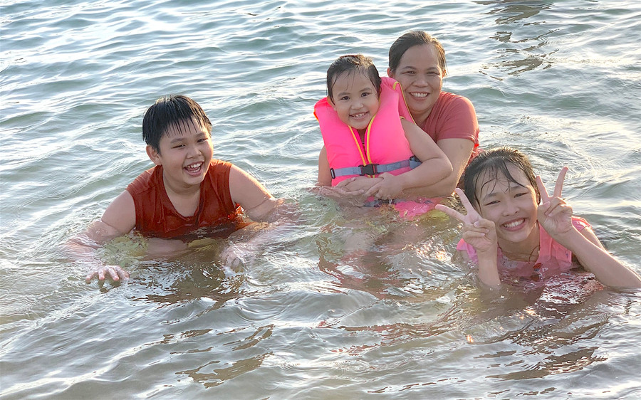 Gia đình chị Huỳnh Thị Kim Hân (phường Đoàn Kết, thị xã Ayun Pa) lựa chọn TP. Tuy Hòa (tỉnh Phú Yên) làm điểm dừng chân trong kỳ nghỉ lễ 2-9. Ảnh: Vũ Chi