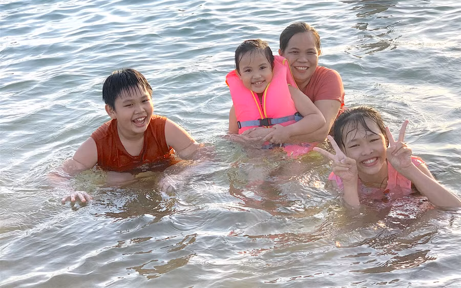 Gia đình chị Huỳnh Thị Kim Hân (phường Đoàn Kết, thị xã Ayun Pa) lựa chọn TP. Tuy Hòa (tỉnh Phú Yên) làm điểm dừng chân trong kỳ nghỉ lễ 2-9. Ảnh: Vũ Chi