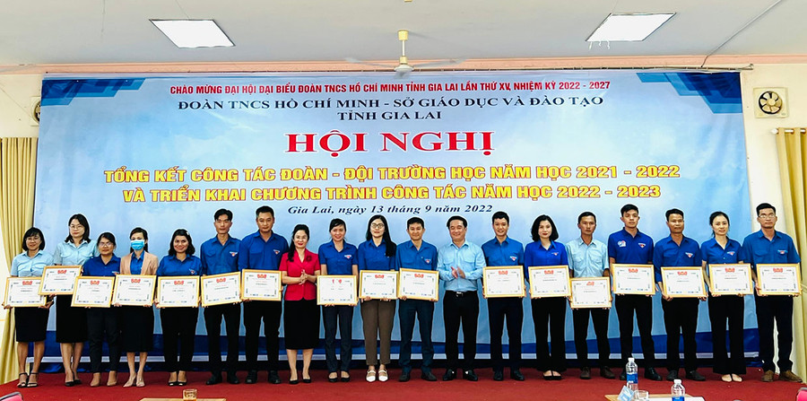 Các tập thể được nhận bằng khen của Ban Chấp hành Tỉnh Đoàn vì có thành tích trong công tác Đội và phong trào thiếu nhi năm học 2021-2022. Ảnh: Phan Lài
