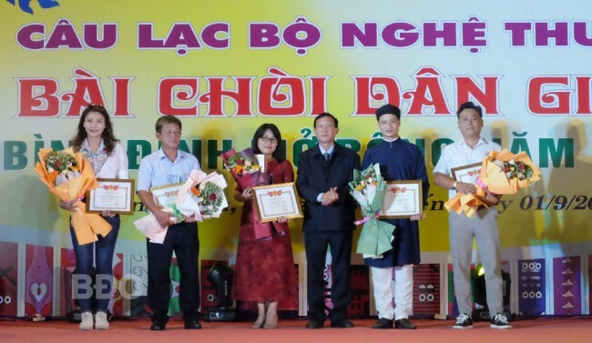 Ban tổ chức trao giải, giấy khen cho các đoàn nghệ nhân tham gia Liên hoan. Ảnh: NGỌC NHUẬN/Báo Bình Định Ban tổ chức trao giải, giấy khen cho các đoàn nghệ nhân tham gia Liên hoan. Ảnh: NGỌC NHUẬN/Báo Bình Định