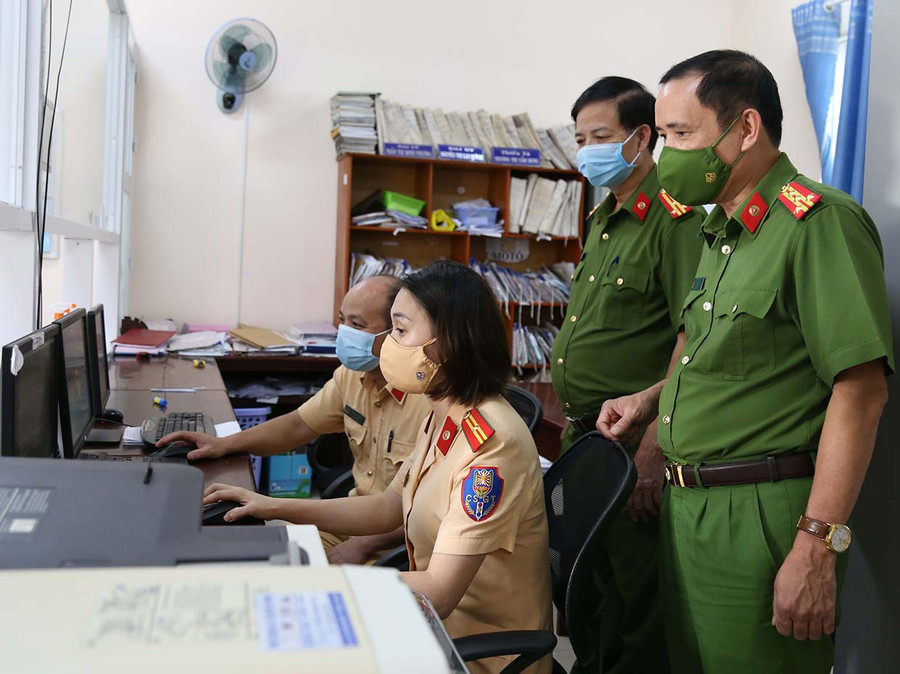 Đại tá Lê Văn Hà (bìa phải)-Lãnh đạo Công an tỉnh Gia Lai kiểm tra trung tâm điều hành hệ thống camera giám sát giao thông tại Công an TP. Pleiku. Ảnh: Thúy Trinh Đại tá Lê Văn Hà (bìa phải)-Phó Giám đốc Công an tỉnh kiểm tra trung tâm điều hành hệ thống camera giám sát giao thông tại Công an TP. Pleiku. Ảnh: Thúy Trinh