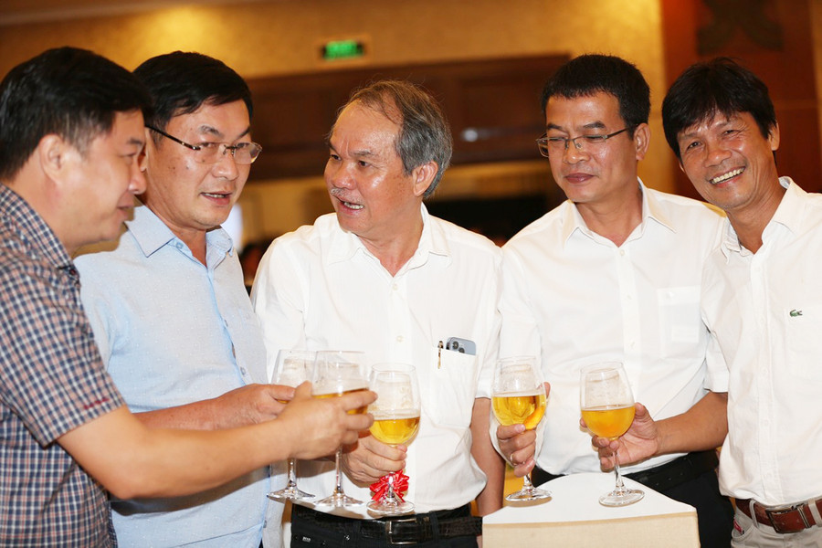 Ông Đoàn Nguyên Đức trao đổi với cơ quan báo chí. Ảnh: Lê Anh