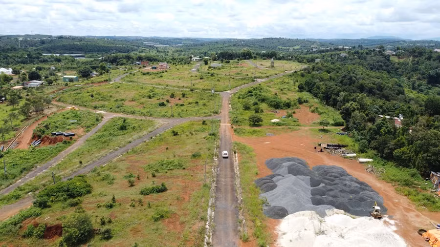 Năm 2021, chủ đầu tư đã mua vật liệu để sửa chữa hạ tầng, nhưng đến nay vẫn chưa làm xong. Ảnh: Thanh Quân