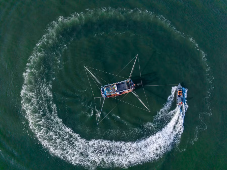 Xuồng CQ của Đồn biên phòng Cát Bà (Bộ đội Biên phòng Hải Phòng) kiểm tra phương tiện nghi vấn trên vùng biển được giao phụ trách. Ảnh: Độc Lập